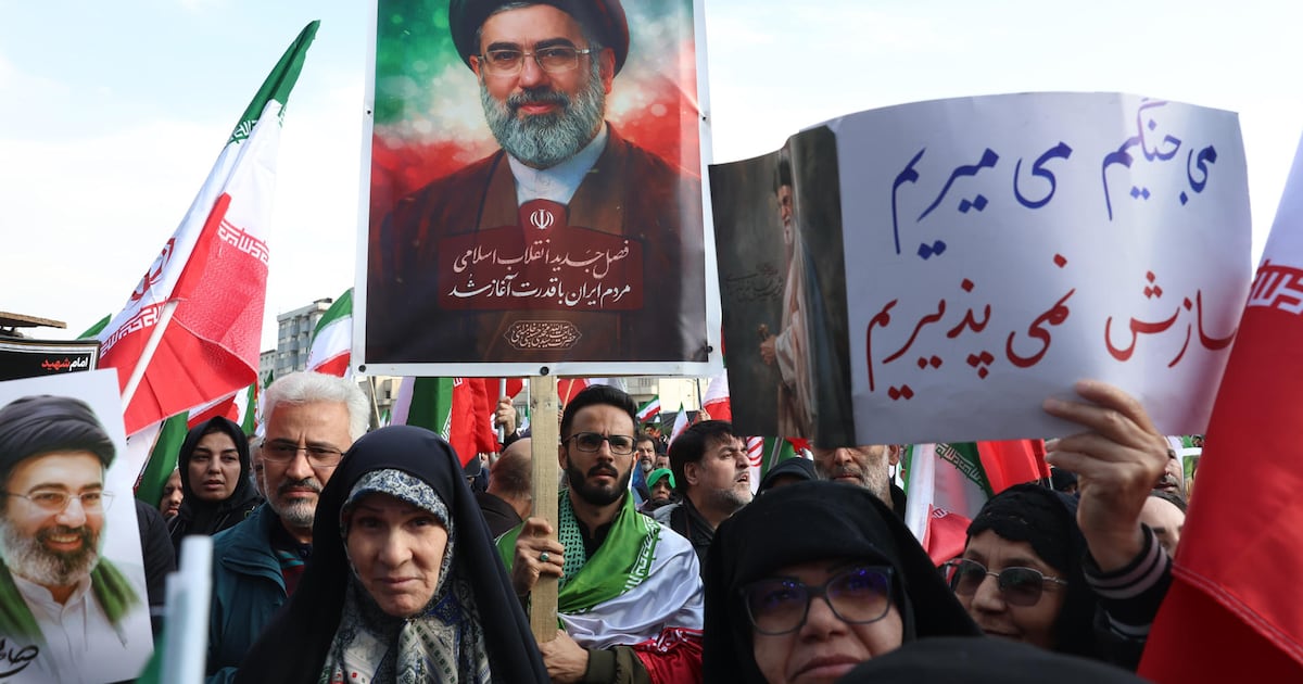 Antes, Eu acuso que el nuevo lider supremo de Iran esta gravemente herido tras ataques. (EFE)