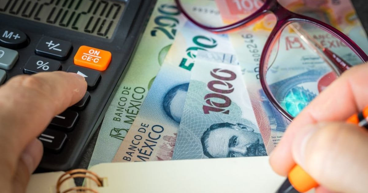 Especialistas esperan que el peso mexicano cierre ligeramente arriba de las 18 unidades por dólar en 2026.