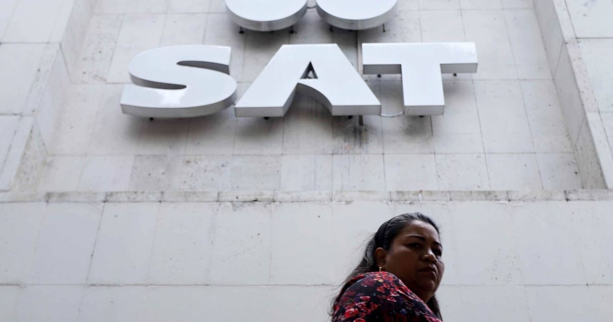 El Servicio de Administracion Tributaria (SAT) informo que los ingresos tributarios totalizaron 2 billones 477 mil 738 millones de pesos entre enero y mayo, con una caida real anual de 1.4 por ciento.