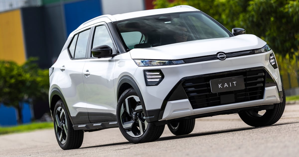Nissan Kait 2027 color blanco vista tres cuartos delantera SUV subcompacto con parrilla V-Motion grupos ópticos LED y rines negros motor L4 1.6 litros 122 hp transmisión CVT - Foto: Nissan