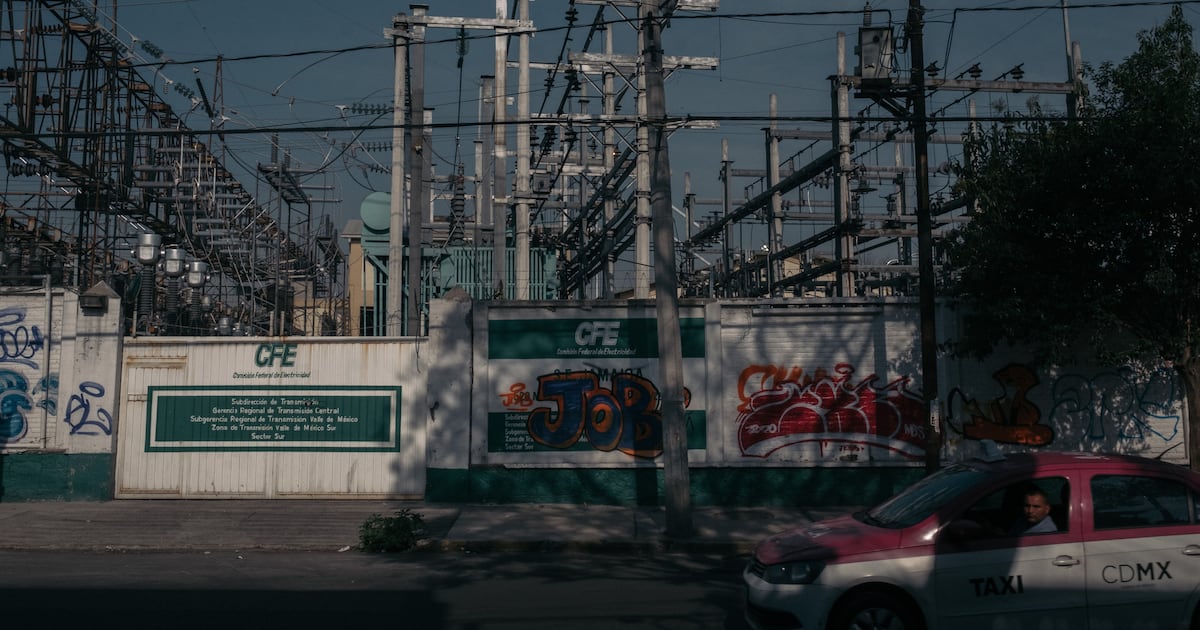 Con la aprobacion de este credito se preve otorgar un instrumento de financiamiento para apoyar integralmente las necesidades del plan de inversiones de la CFE. (Foto: Bloomberg)