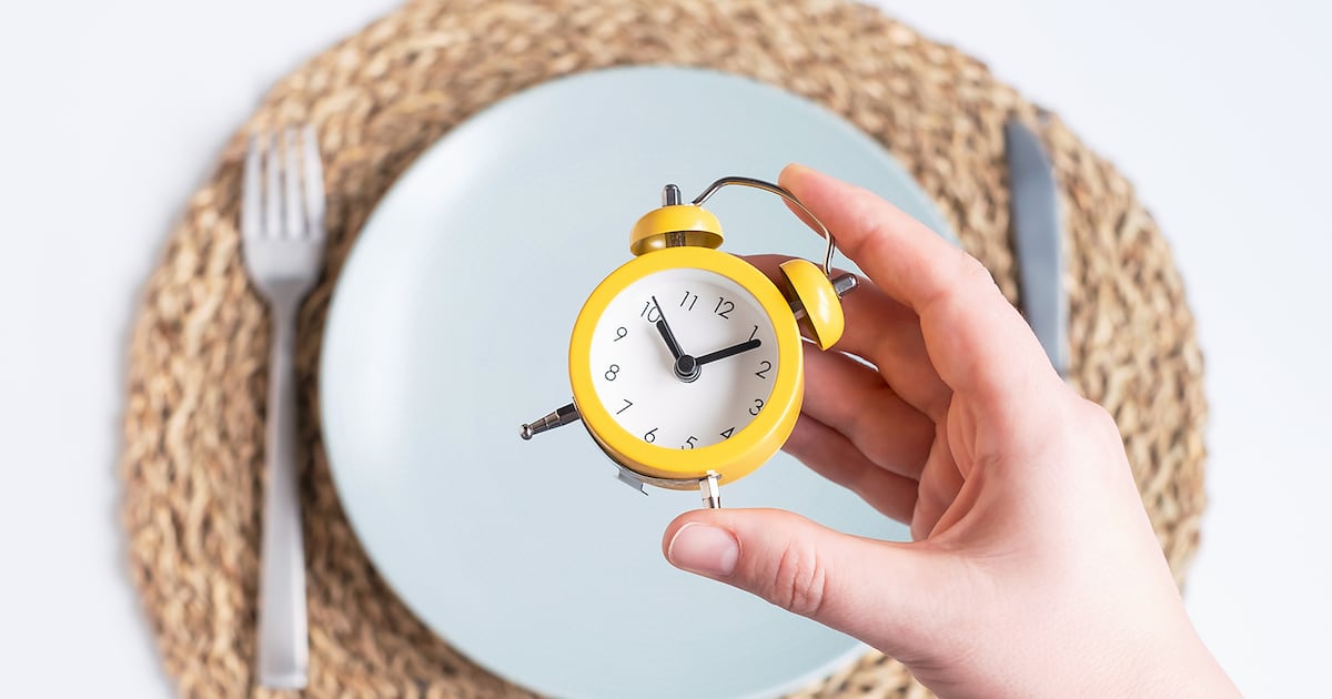 El ayuno intermitente no es un método recomendado para personas con obesidad que buscan bajar de peso, destacan investigadores. (Especial).