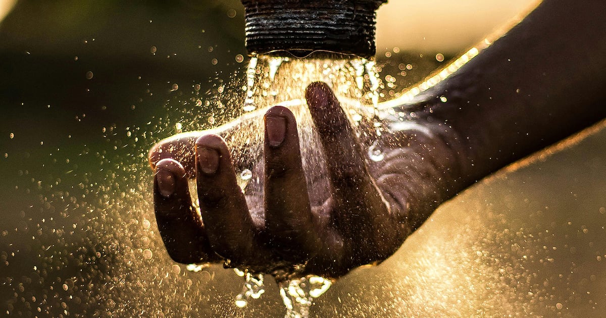 Las mas relevantes decisiones sobre el agua continuan siendo, en su mayoria, tomadas sin mujeres en la mesa. Y deberian estar ahi ya no solamente como beneficiarias, sino como protagonistas.