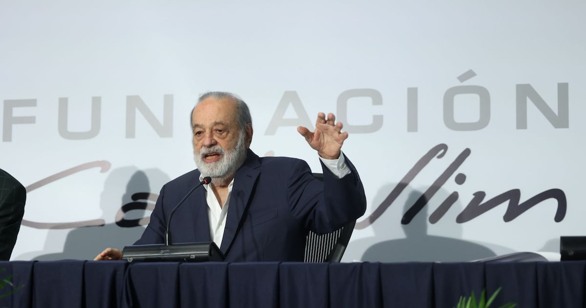 El empresario Carlos Slim Helu ofrecio una conferencia de prensa para dar un informe general del crecimiento y planes de inversion en el pais.