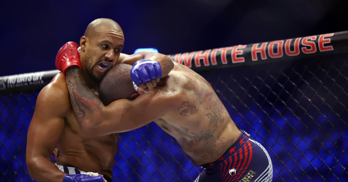 Ciryl Gane de Francia aterriza y Alex Pereira de Brasil en el Campeonato Interino de Peso Pesado de UFC durante UFC Freedom 250 en la Casa Blanca en Washington el 14 de junio. (Bloomberg).