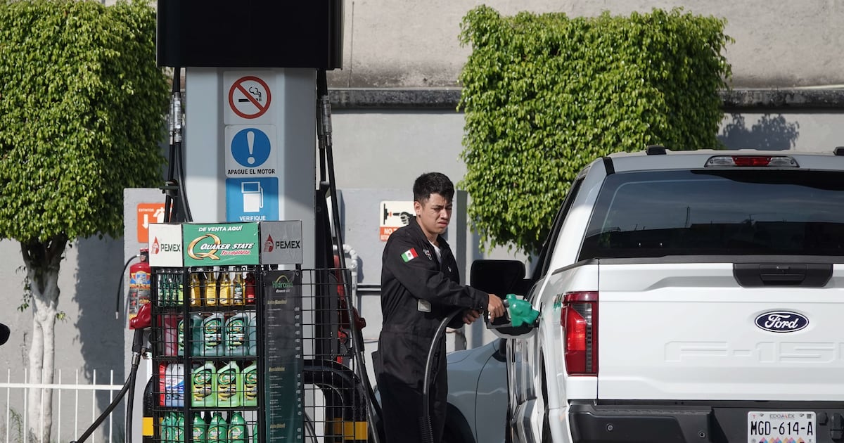 Este 21 de abril, gasolineros y Gobierno acordaron fijar en $28 pesos el litro de diesel (Foto: CAMILA AYALA BENABIB / CUARTOSCURO)
