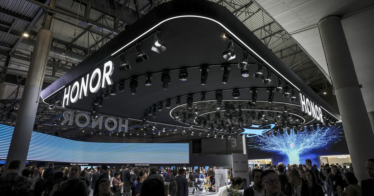 El departamento de nuevas oportunidades de negocio de Honor, con sede en Shenzhen ha decidido profundizar en la robotica, incluyendo maquinas con forma humana. (Bloomberg).