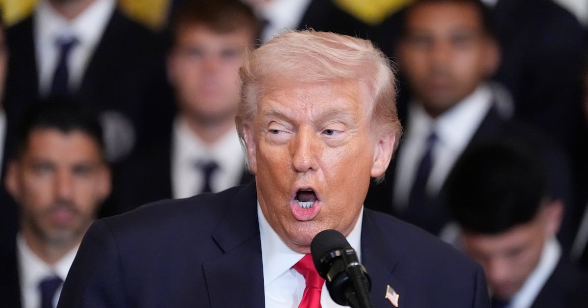 Donald Trump insiste que la economía va bien, aunque los datos no lo respaldan.