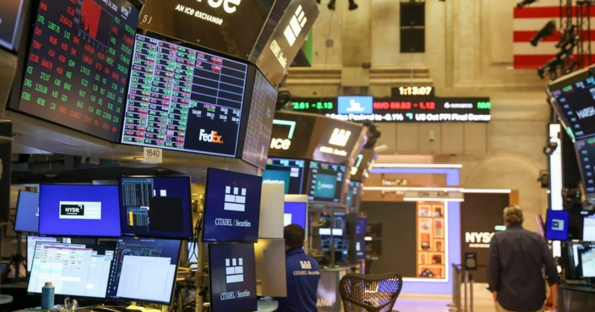 Así operan Wall Street y la Bolsa Mexicana de Valores hoy 8 de octubre. (SARAH YENESEL/EFE)