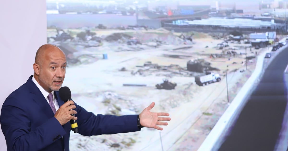 Jesus Esteva Medina, secretario de Infraestructura, Comunicaciones y Transportes (SICT), expone las obras que se realizan a lo largo de todo el pais.