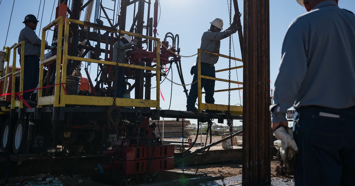 El Brent subio hasta un 13 por ciento en las primeras horas de operacion de este lunes, mientras el conflicto sumia el mercado global del crudo en la agitacion.