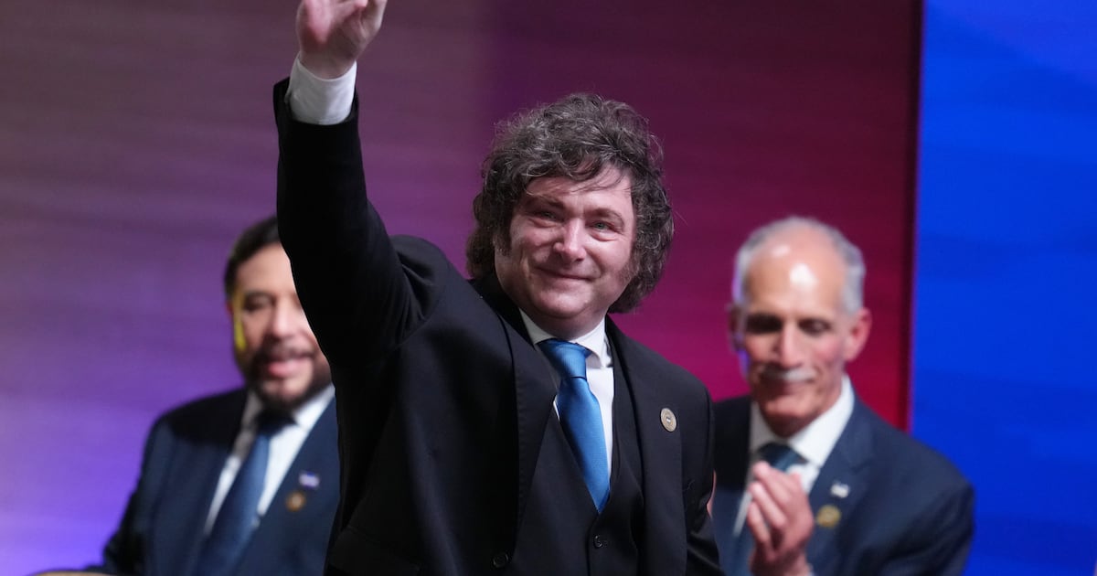Las políticas de Javier Milei para contener la inflación y reducir el déficit han coincidido con un menor dinamismo de la economía argentina.