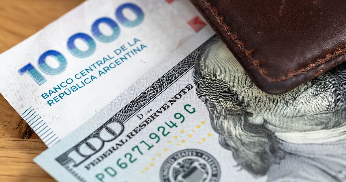 Pese a la inflacion general baja, en Argentina muchos consumidores sienten la presion en aumentos de cuotas escolares y otros gastos.