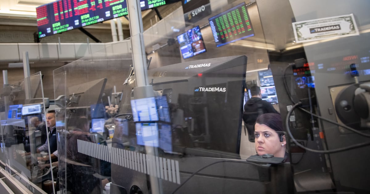 Los mercados accionarios a nivel mundial presentan movimientos negativos, afectados por nuevas amenazas arancelarias de Trump, indican especialistas. (Bloomberg).