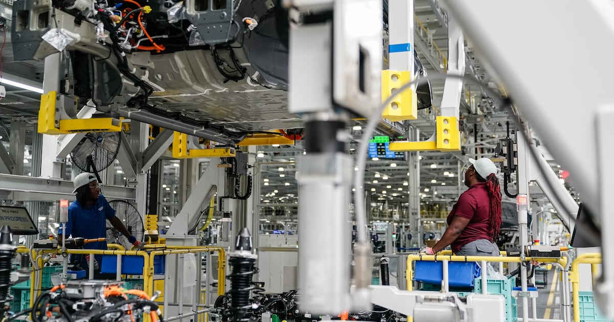 La PPA es la que establece cuántos bienes y servicios se pueden comprar con la moneda local (como alimentos, transporte, vivienda, salud, etc.). Es decir, el poder adquisitivo real de cada moneda.