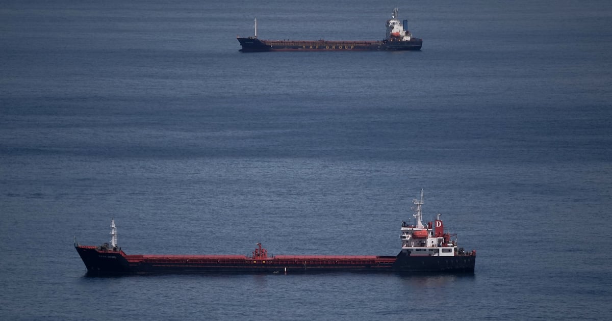 Buques petroleros evitan navegar por el Estrecho de Ormuz ante el conflicto en Medio Oriente.