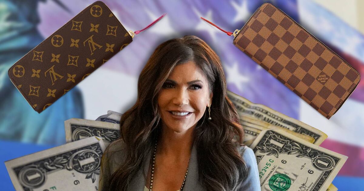 Entre los articulos que venian en la bolsa robada de Kristi Noem, habia una cartera Louis Vuitton. (Foto: Especial El Financiero)
