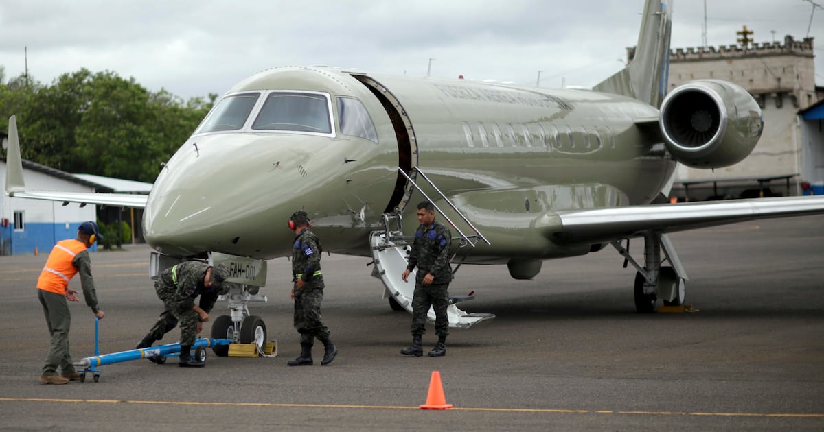 Integrantes de la Fuerza Aerea Hondureña (FAH) acondicionan el avion presidencial 001 de Honduras este viernes, en la pista aerea de la Base Aerea Coronel Hernan Acosta Mejia en Tegucigalpa. (EFE).