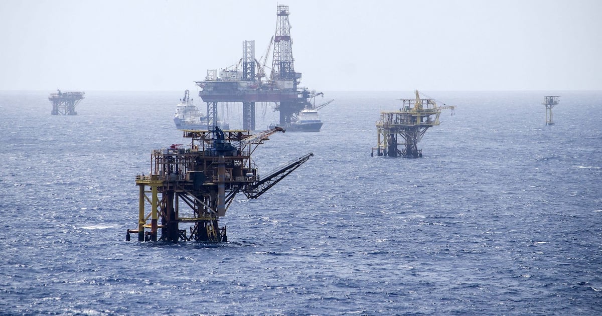 Los precios internacionales del petroleo van en aumento debido al cierre del Estrecho de Ormuz.