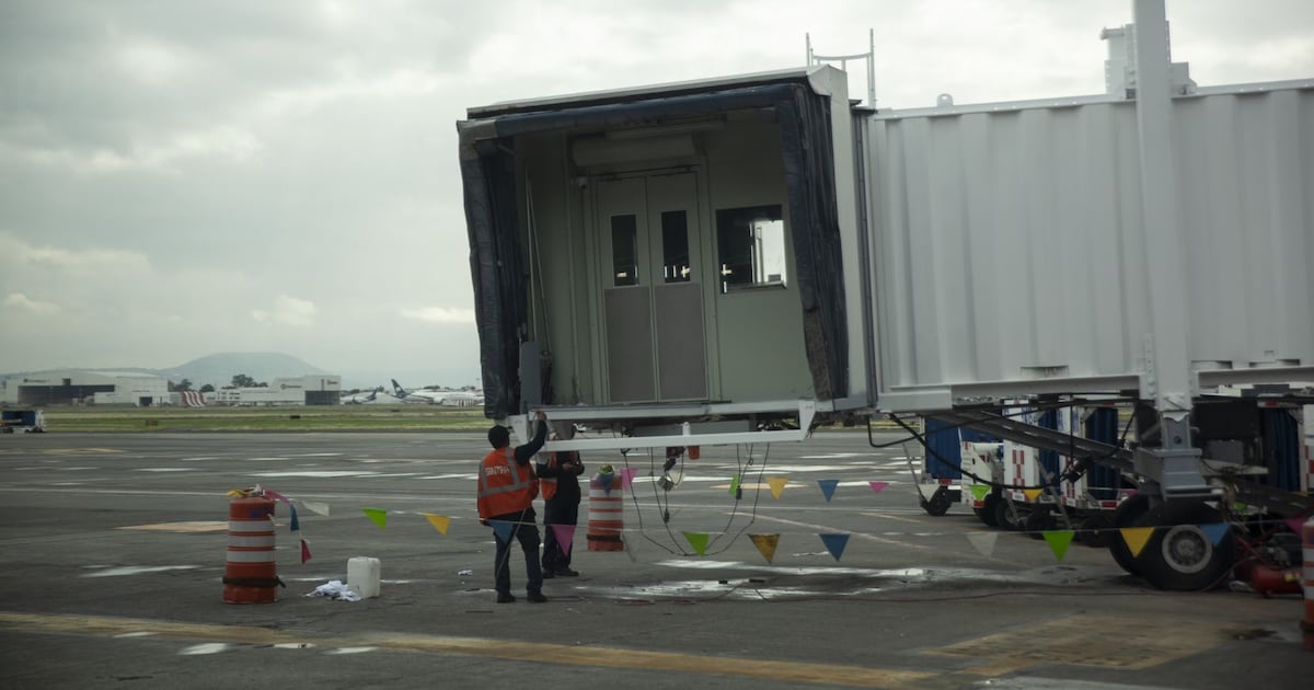 El AICM cuenta con un numero de WhatsApp para brindar informacion a usuarios.