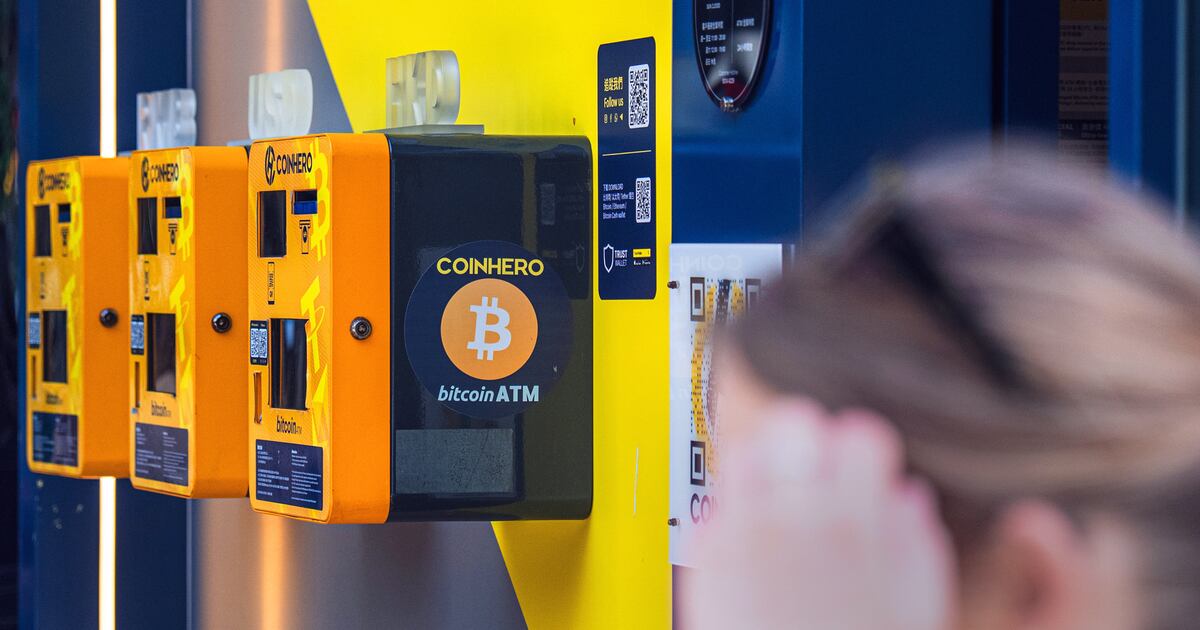 La del bitcoin se acelero cuando se borraron alrededor de 19 mil millones de dolares en apuestas apalancadas. (Bloomberg).