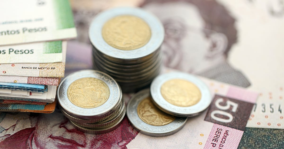 Analistas esperan que el peso mexicano se ubique abajo de las 18 unidades por dólar.