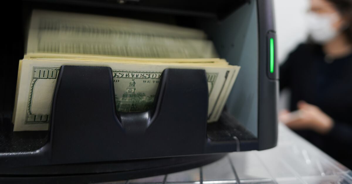 Jamie Dimon dijo que esperaba un “alboroto” en el mercado de los Bonos del Tesoro, destacando que “el coeficiente de apalancamiento suplementario de los bancos estadounidenses y otras regulaciones representan graves defectos que, si se corrigieran, permitirian a los bancos intermediar mas activamente”, lo que provoco la intervencion de la Reserva Federal.