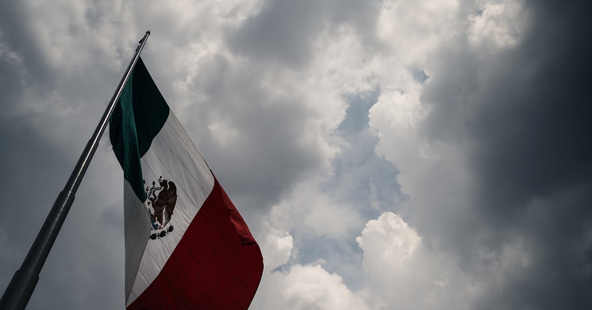 Pemex sigue dependiendo del apoyo fiscal del gobierno y los resultados operativos siguen siendo muy pobres; los programas sociales, al estar elevados a rango de derechos constitucionales, son difíciles de ajustar; y además, ya se hicieron recortes relevantes en otras áreas del gasto, lo que deja poco espacio para seguir apretando el cinturón.