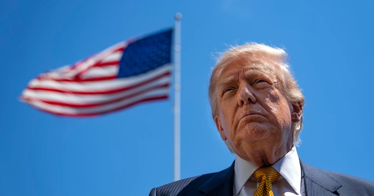 Donald Trump firmo una orden que podria excluir a los migrantes del sistema financiero.