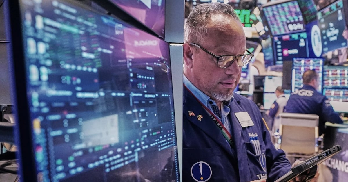 Así operan Wall Street y la Bolsa Mexicana de Valores hoy. (AP).