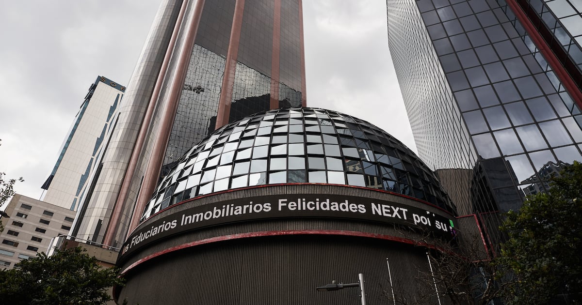 Este entorno favorece el desplazamiento de capitales hacia instrumentos de renta variable, en busca de mayores rendimientos relativos.