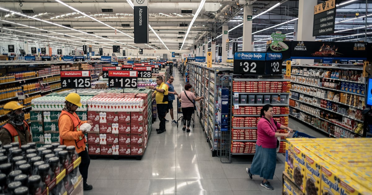 En terminos anuales, INEGI estima preliminarmente que el PIB crecio apenas un 0.2% anual.