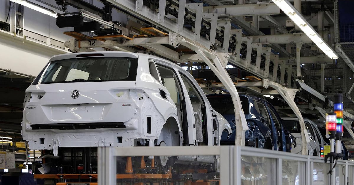 El acuerdo salarial de Volkswagen Puebla incluye un aumento directo de 4.4%, mejoras al fondo de ahorro y un pago unico de 12 mil pesos. (Cuartoscuro).