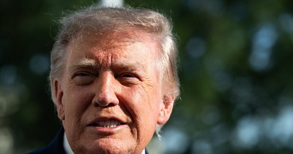 Trump ofrece 5 mil dolares por adulto si los republicanos ganan; esto costaria su plan. (EFE)