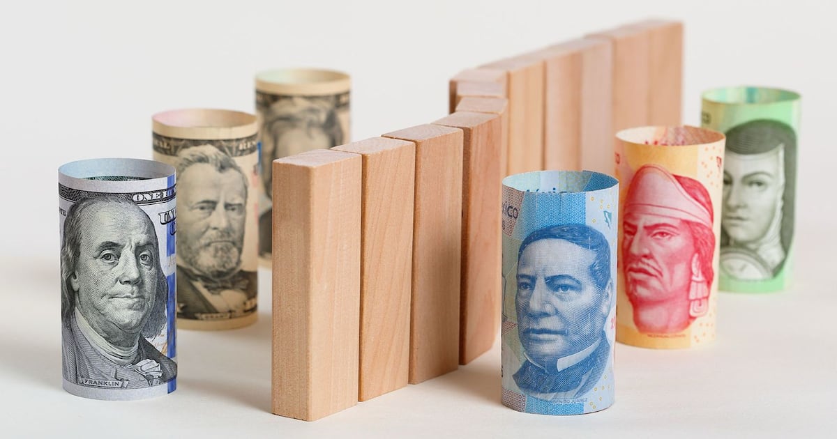 El peso mexicano tuvo una de sus pérdidas más grandes en meses frente al dólar.