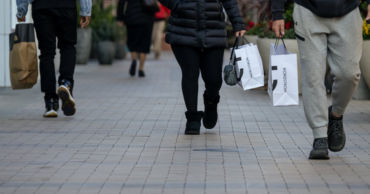 Las ventas minoristas se desaceleraron y observaron un nulo crecimiento mensual en octubre, la peor desde mayo pasado.