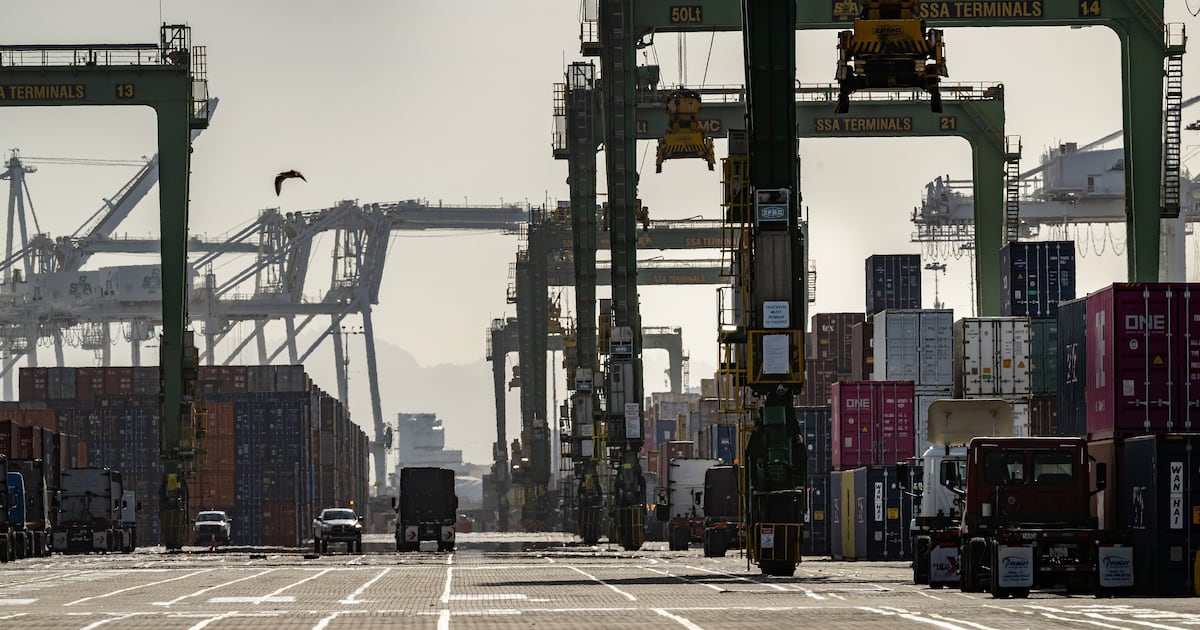 Las exportaciones totalizaron 175 mil 586 millones de dolares en el primer trimestre, un monto sin precedente para un periodo similar, y 17.9 por ciento mayor a tasa anual.