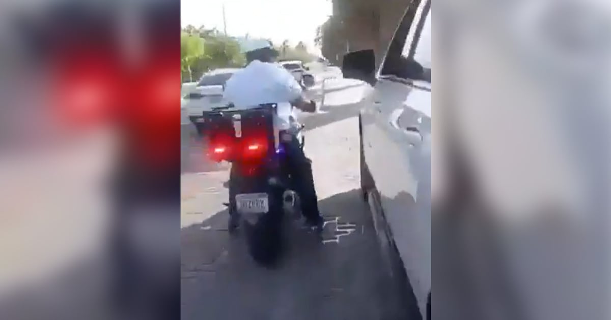 El agente de tránsito fue encarado tras exigir dinero a los turistas en Cancún. (Captura de pantalla)