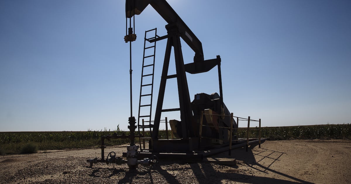 Este contexto llevo al Brent a rebasar los 100 dolares por barril por primera vez desde agosto del 2022, pues tras subir 10.6 por ciento se coloco en los 101.75 billete verdes por unidad.