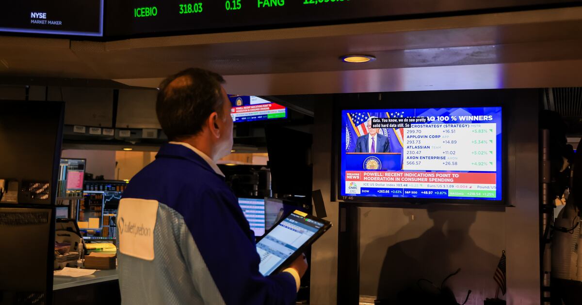 El resto del S&P 500 ha subido un 0.6 por ciento, mientras los inversionistas redirigen su enfoque del sector tecnológico hacia otros sectores.