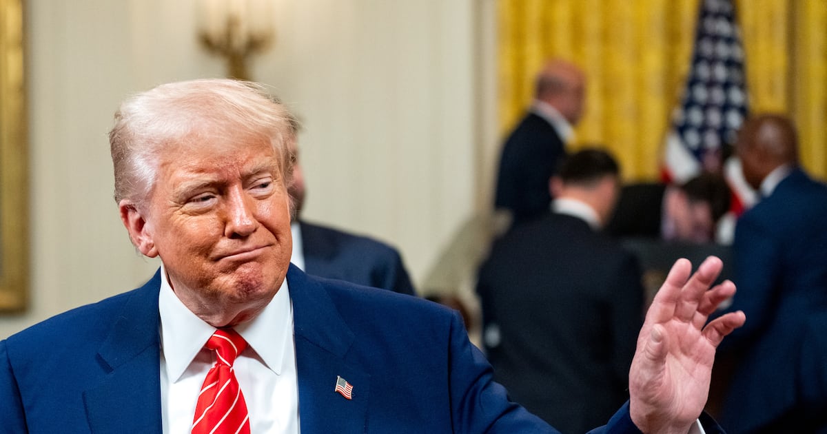 Trump ha enviado señales contradictorias sobre el aumento de impuestos a los ricos: Ha reflexionado sobre que dicho impuesto podria incitar a los estadounidenses ricos a mudarse a otros paises. (Bloomberg).