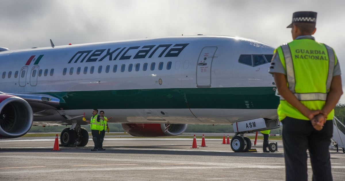 Extrabajadores de Mexicana de Aviación exigen el pago de la segunda dispersión de recursos que fue pactada en el gobierno de López Obrador.
