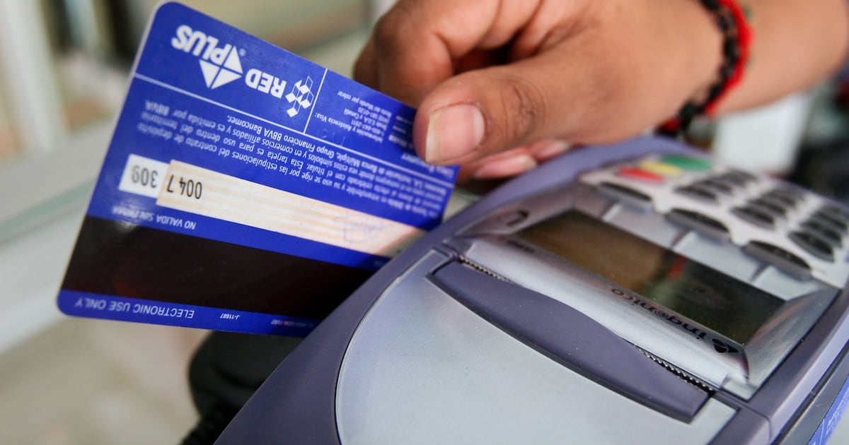 Banxico acepta y propone reducir “cuotas” por pago con tarjetas para facilitar la operación de la nueva ley de digitalización(Foto: ISAAC ESQUIVEL/CUARTOSCURO)