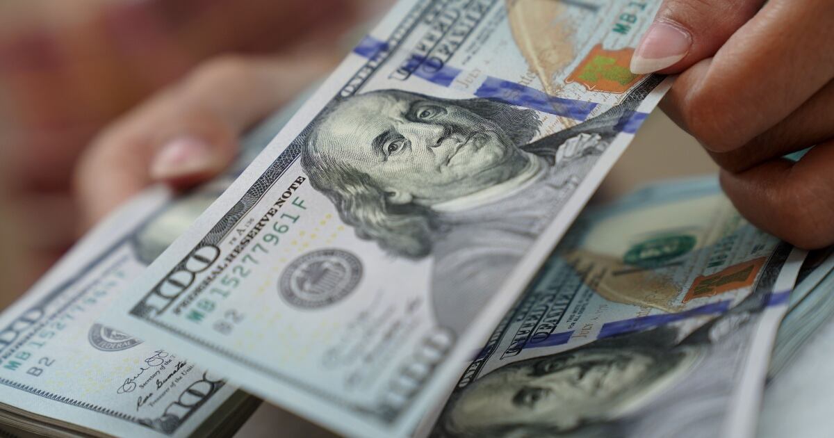 El Bloomberg Dollar Spot Index operó 0.2 por ciento al alza tras caer hasta 0.4 por ciento el miércoles, a su nivel más bajo desde marzo de 2022. (Foto: Bloomberg)