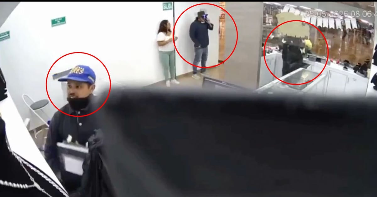Los tres asaltantes robaron la joyeria en un lapso de unos 30 segundos.