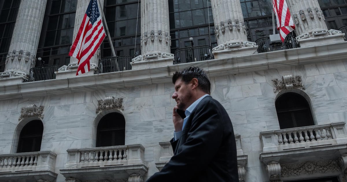 Asi cotizan los indicadores de Wall Street hoy 23 de abril. (EFE).