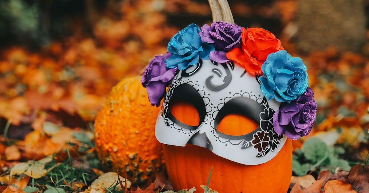 Halloween y el Día de los Muertos son fenómenos culturales y comerciales que generan miles de millones de dólares.