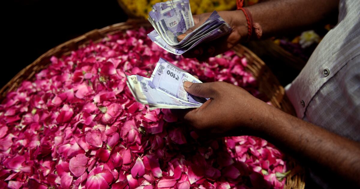 Arancel de Trump a la India sacudio a los mercados y a provoco la caida de la rupia. (Bloomberg)