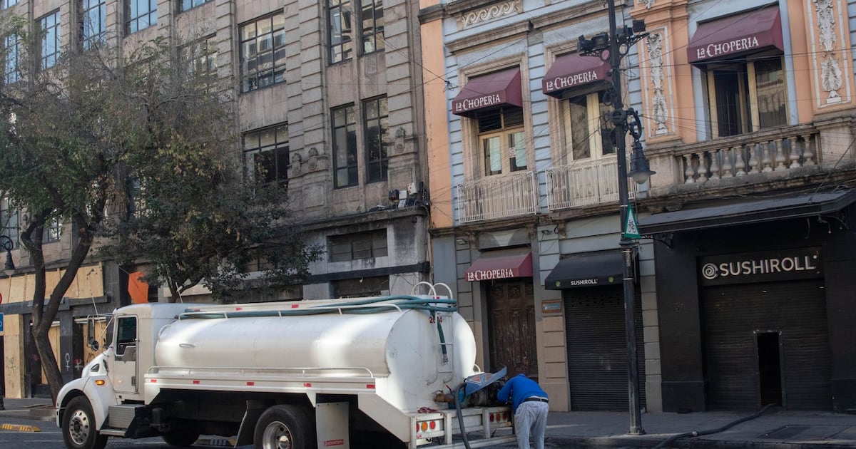 Algunas ciudades están comenzando a implementar soluciones que capturan agua de lluvia y la infiltran en el subsuelo mediante estructuras modulares instaladas bajo calles o espacios públicos.