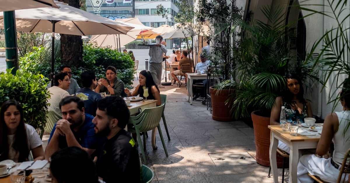 La contribucion de los precios del sector servicios, particularmente en restaurantes y hoteles, continuaron convergiendo gradualmente hacia patrones pre-pandemia, subrayando tambien el menor dinamismo de la economia mexicana.